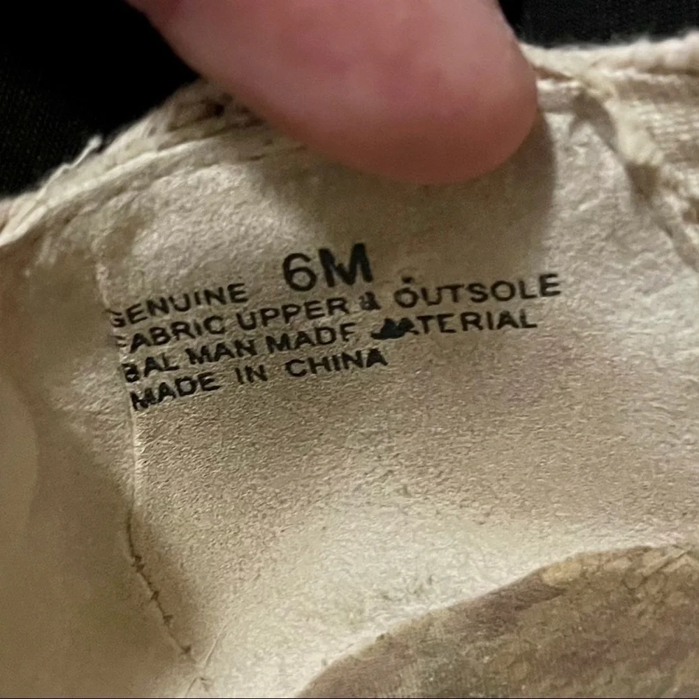 𝅺cl by Laundry Cutout Ballet Flats in Cream Size 6M